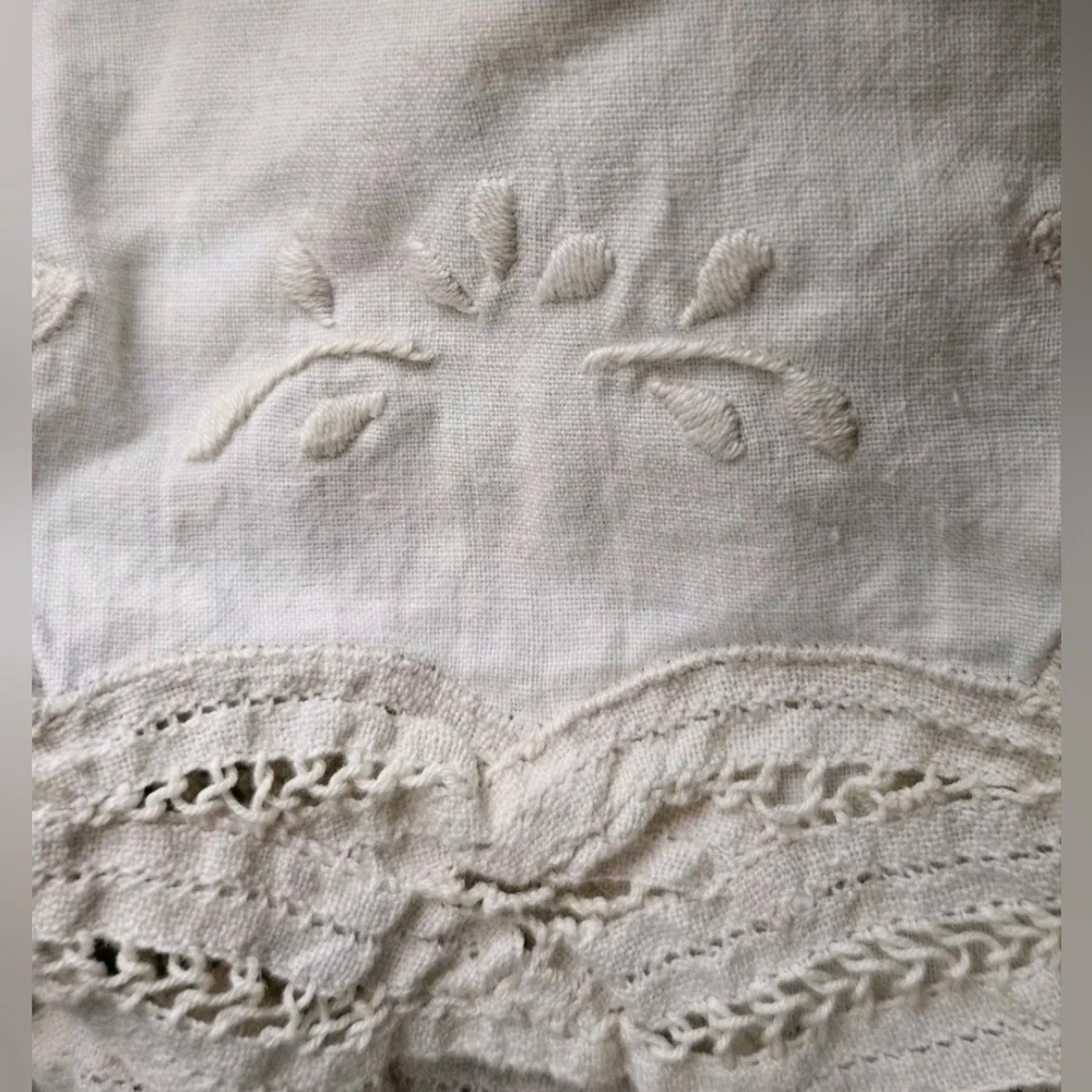 Antique Ivory White Woven Elegant Crocheted Lacey Lace Table Runner 12×31